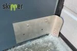 Protecție împotriva rozătoarelor pentru uși rulou din RVS304, cu 2 suporturi de perete – Skipper - imagine 3