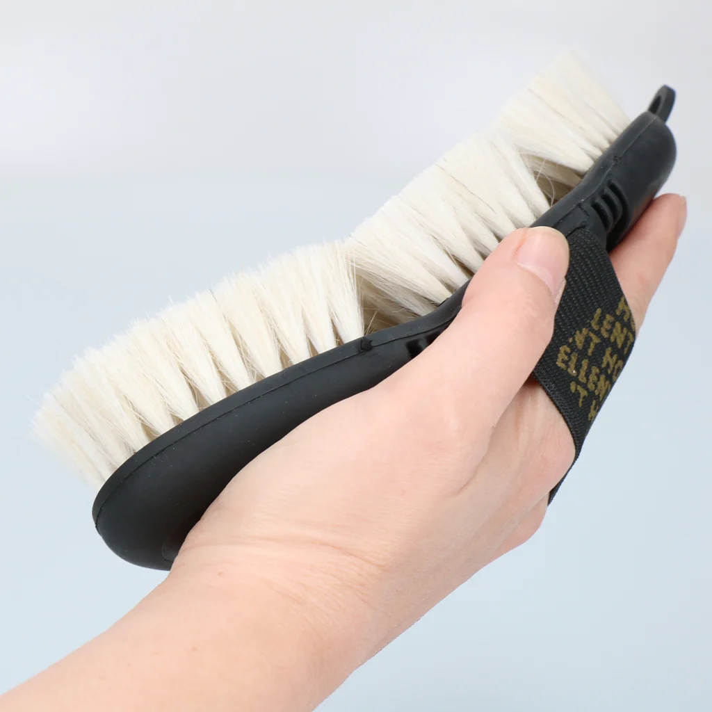Perie moale pentru cai, cu peri de capră și partea superioară flexibilă – Excellent Horse Flexi Brush Shine - imagine 5