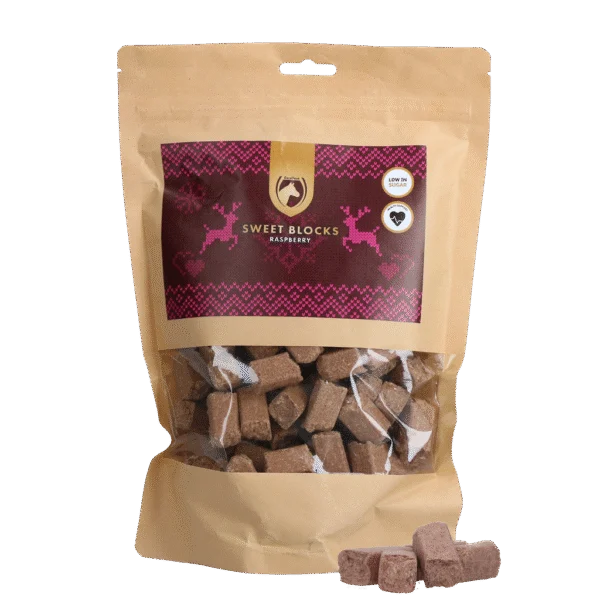 Biscuiți pentru cai cu zmeură, cu conținut redus de zahăr, 15 x 15 x 20 mm – Excellent Horse Christmas Sweet Blocks Framboos