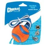 Jucărie de tras pentru câini cu minge de tenis și panglică, ø 6 cm – Chuckit! Ultra Tug M