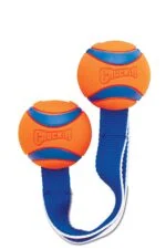 Jucărie de tras pentru câini cu 2 mingi de tenis și panglică din nailon, ø 6 cm – Chuckit! Ultra Duo Tug M