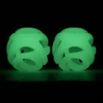 Minge luminoasă pentru câini S, plutitoare, 4,5 cm, 2 bucăți – Chuckit! Air Glow Fetch Ball - imagine 3