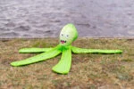 Jucărie pentru câini cu dispozitiv care piuie și tentacule foșnitoare, 28 cm, roz – Dog Comets Alien Octo - imagine 5