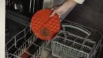 Covoraș rotund de lins cu compartimente adânci, roșu, ø 21 cm – Eat Slow Live Longer Lick Mat Dimensions Circle - imagine 4