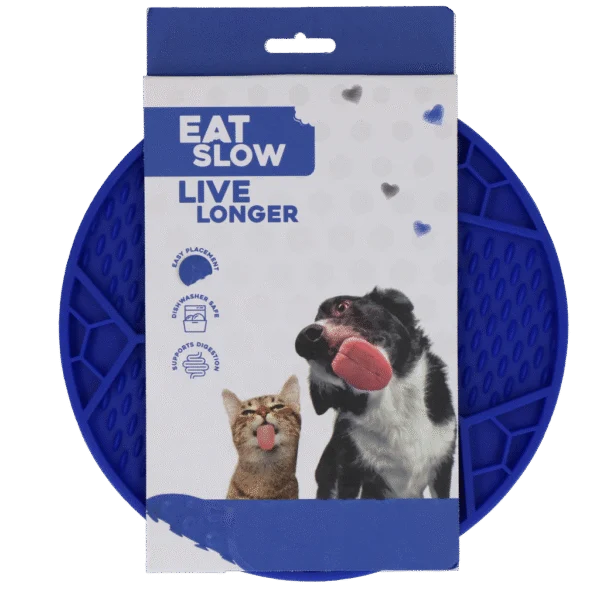 Covoraș de lins pentru câini, cu model de minge de fotbal și ventuze, Ø 22 cm, Albastru – Eat Slow Live Longer Lick Mat Soccer Ball