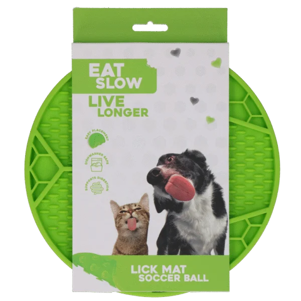 Covoraș de lins pentru câini cu model de minge de fotbal și ventuze, Ø 22 cm, Verde – Eat Slow Live Longer Lick Mat Soccer Ball