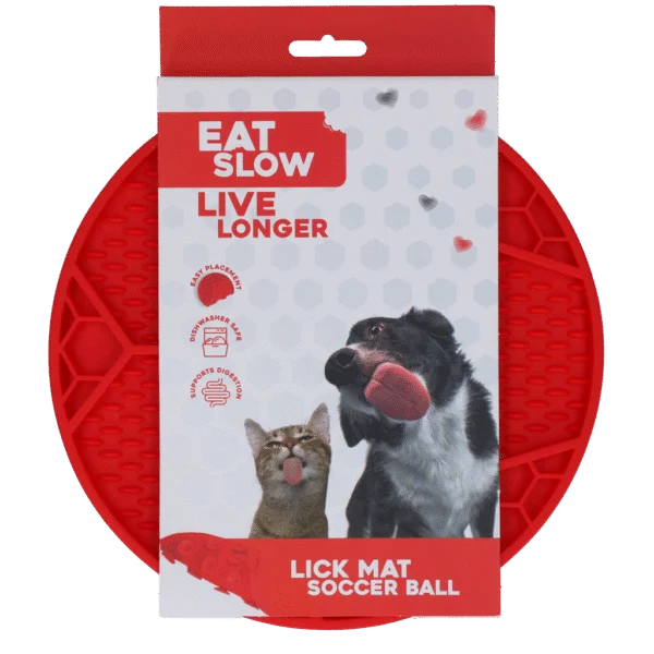 Covoraș de lins pentru câini cu model de minge de fotbal și ventuze, Ø 22 cm, roșu – Eat Slow Live Longer Lick Mat Soccer Ball