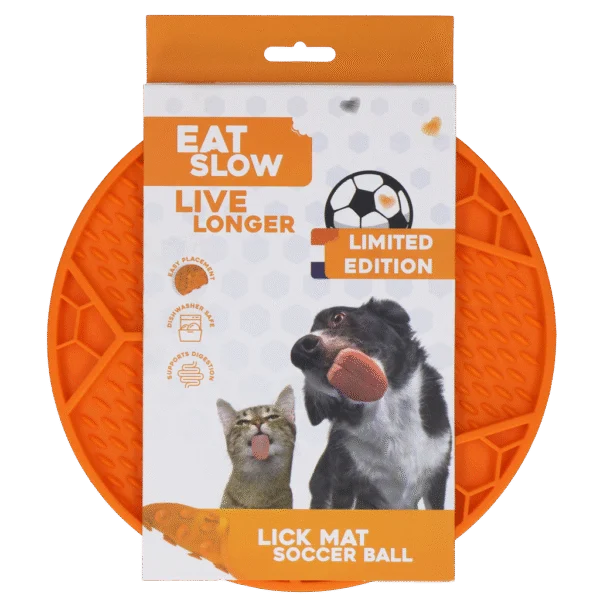 Covoraș de lins pentru câini, cu model de minge de fotbal și ventuze, Ø 22 cm, portocaliu – Eat Slow Live Longer Lick Mat Soccer Ball