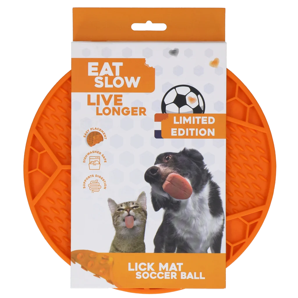Covoraș de lins pentru câini, cu model de minge de fotbal și ventuze, Ø 22 cm, portocaliu – Eat Slow Live Longer Lick Mat Soccer Ball - imagine 1