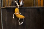 Jucărie de grajd pentru cai, din piele, cu umplutură din iută, banană, 40 x 12 x 5 cm – Excellent Horse Foodie Friends Banana - imagine 4