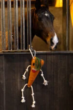 Jucărie de grajd pentru cai, din piele, cu umplutură din iută, morcov, 40 x 16 x 5 cm – Excellent Horse Foodie Friends Carrot - imagine 3