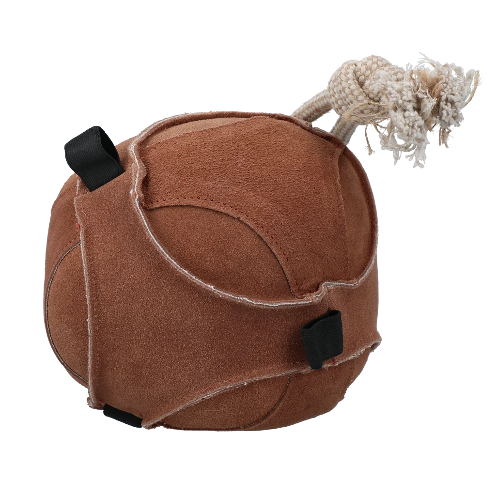 EXCE01070A.png Minge de joacă din piele întoarsă pentru cai, cu bucle pentru gustări, maro – Excellent Horse Fun Play Ball Suede - imagine 1