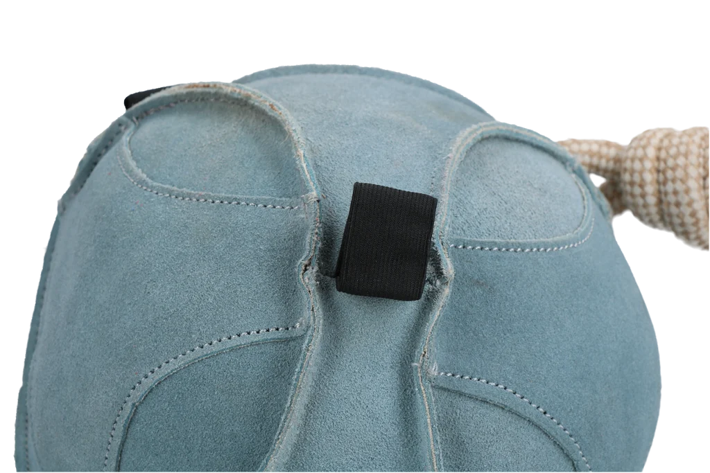 Minge de joacă pentru cai din piele întoarsă, cu bucle pentru gustări, albastră – Excellent Horse Fun Play Ball Suede - imagine 3