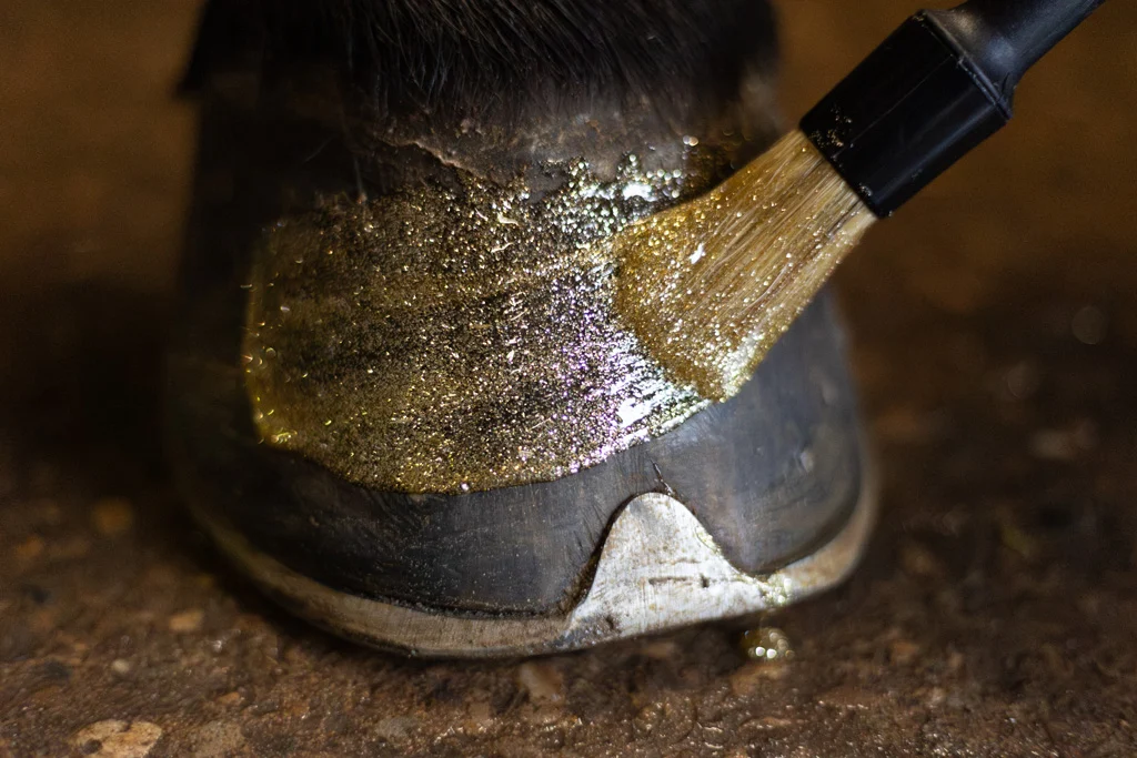 Lac auriu cu sclipici pentru copite, 150 ml – Excellent Horse Hi Gloss Glitter Hoof Polish - imagine 4