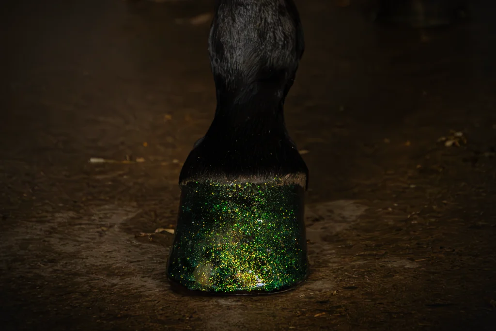 Lac cu sclipici verde pentru copite, 150 ml – Excellent Horse Hi Gloss Glitter Hoof Polish - imagine 2