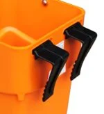 Găleată portocalie de adăpare pentru viței, cu cârlige de agățare, 5 l – Shoof Kalf Feeder M1 Rail-Hang