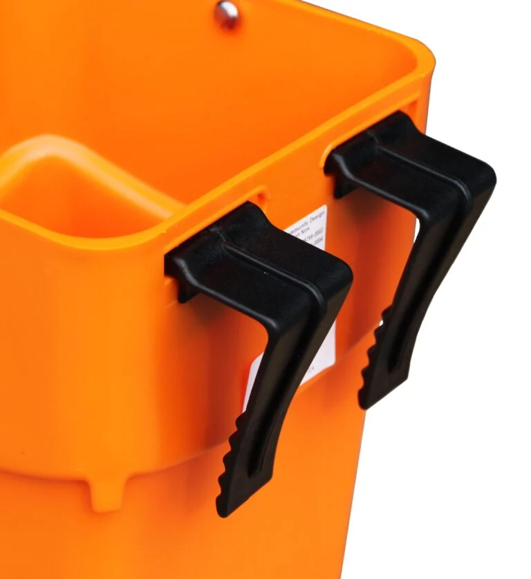 Găleată portocalie de adăpare pentru viței, cu cârlige de agățare, 5 l – Shoof Kalf Feeder M1 Rail-Hang