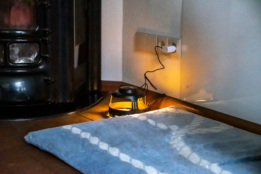 Capcană de insecte cu lumină caldă și albastră, 5 plăci adezive – Knock Pest - imagine 3