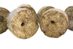 Bloc de reumplere din lucernă, cu orificiu pentru jucărie pentru cai, 12,5 kg – LAX Tierfutter bloc de lucernă cu orificiu - imagine 2